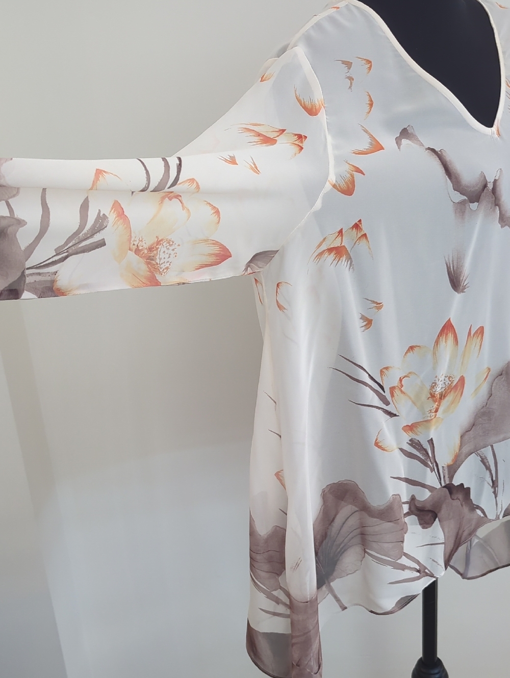 Chicos Travelers Sheer Watercolor Floral Handkerchief Hem Blouse Top SIZE 3 - Picture 5 of 8